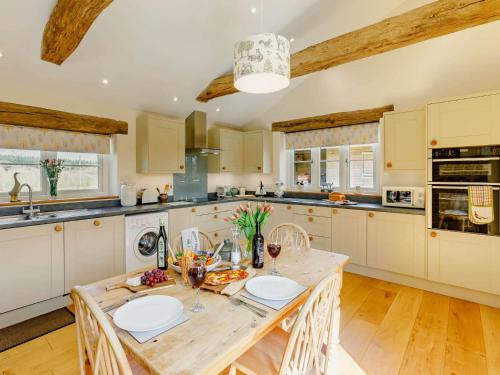 Η κουζίνα ή μικρή κουζίνα στο 1 Bed in Great Torrington 76790