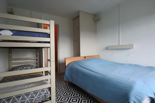 1 dormitorio con literas y 1 cama en Sapins A5 - Résidence Super Murat, en Murat-le-Quaire