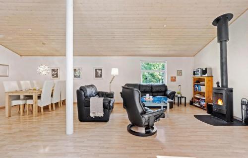Posezení v ubytování 3 Bedroom Stunning Home In Hals