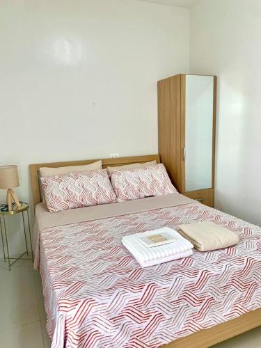 Ένα ή περισσότερα κρεβάτια σε δωμάτιο στο Panglao-Island Condo Unit Rental