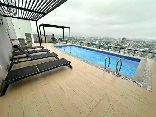 Kolam renang di atau dekat dengan Modern 1BR on J Prado Board San Isidro