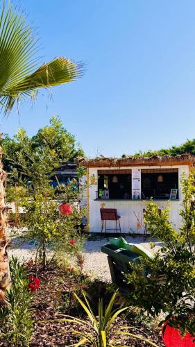 Κήπος έξω από το Glamping La Yurta nel Verde luxe Belltent