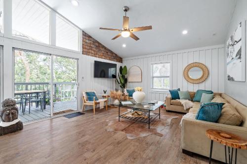 TV/trung tâm giải trí tại Beachside Cabana Walk to Beach Dog Friendly