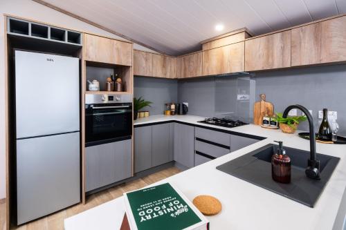 Kuchyň nebo kuchyňský kout v ubytování Hot Tub Lodge, Victory Liberte 103