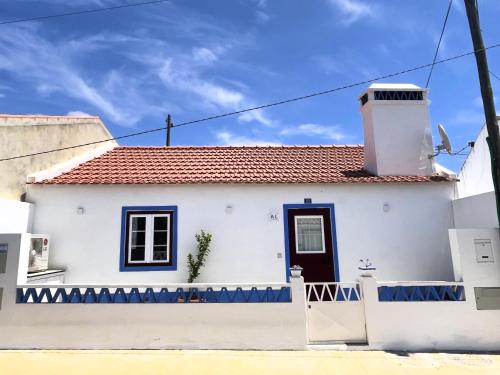 una casa blanca con techo rojo en Scandi-inspired Cottage - Comporta Beach - Alentejo Tranquility, 