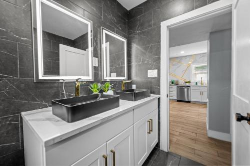 Ένα μπάνιο στο Stylish 2BR Saltwater Pool