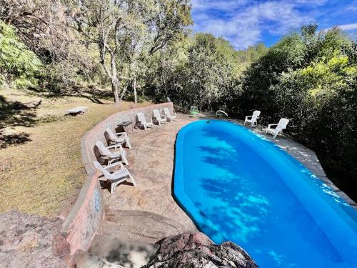 una piscina con tumbonas y una piscina en La Bendecida, en Las Chacras (La Paz)