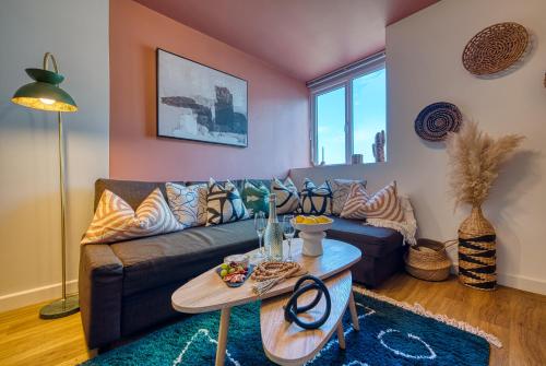 a living room with a couch and a table at The Hideaway 2Br Apt Portsmouth City With Parking Sleeps 4-6 - Contractor Deals in Portsmouth