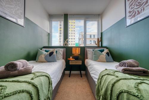 a bedroom with two beds and a window at The Hideaway 2Br Apt Portsmouth City With Parking Sleeps 4-6 - Contractor Deals in Portsmouth