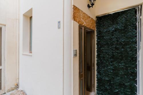 a green wall on the side of a building at La Dimora di Chiara - Salento Selection in Monteroni di Lecce