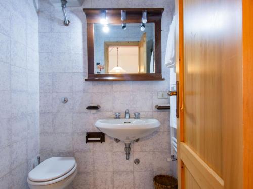 Ένα μπάνιο στο Apartment Bravone by Interhome