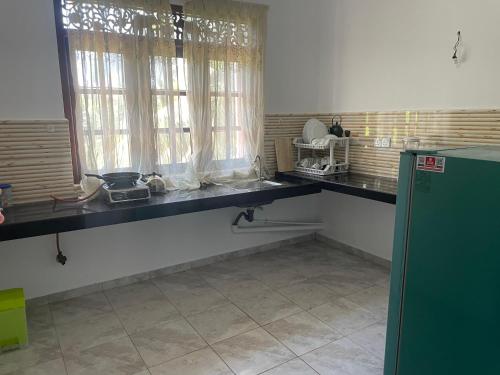 cocina con encimera y ventana en Three Brothers Villa, en Mirissa