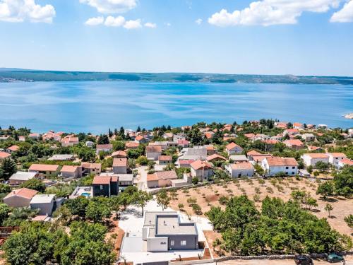 Una vista aérea de un pequeño pueblo junto al agua. en Villa Green & Blue by Interhome, en Maslenica