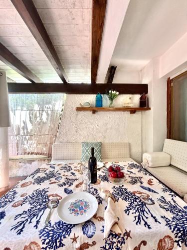 a room with a table with a plate on it at Casa Aaron - Monolocale con veranda sul mare in Stintino