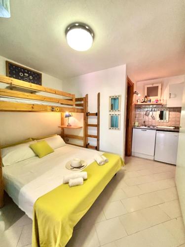a bedroom with a bed with towels on it at Casa Aaron - Monolocale con veranda sul mare in Stintino