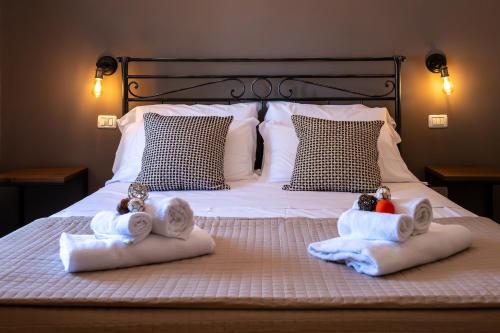 a bed with two towels and two stuffed animals on it at La Ginestra in Fiore Camere in Sirolo