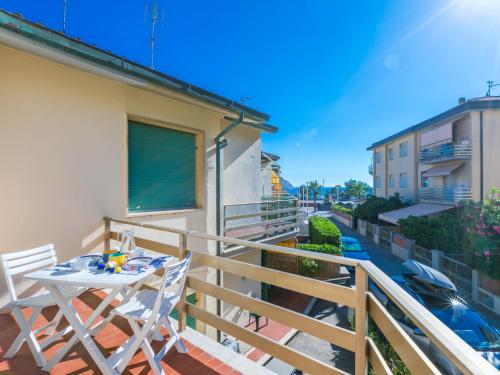 d'un balcon avec une table, des chaises et une rue. dans l'établissement Apartment Casa Emma by Interhome, à Cecina