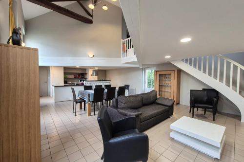 un salon avec un canapé et une table dans l'établissement Charming duplex house in Grosbreuil, à Grosbreuil