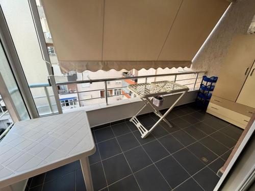 une vue d'une cuisine avec une table et une fenêtre dans l'établissement Çuka Apartment, à Pogradec