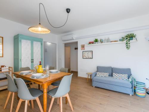 une salle à manger et un salon avec une table et des chaises dans l'établissement Apartment Casa Rico by Interhome, à Cecina