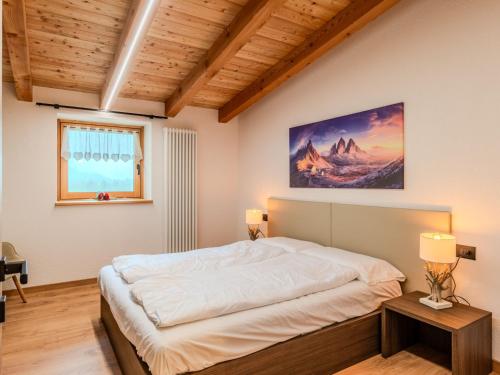 LivoにあるApartment Larice Bilocale by Interhomeの部屋の中に大きなベッドがある寝室