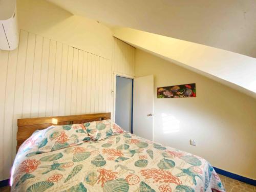 Katil atau katil-katil dalam bilik di Oceanview One-Bedroom Apartment at Puntas Tree House