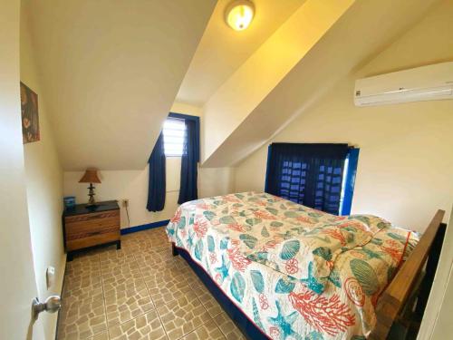 Katil atau katil-katil dalam bilik di Oceanview One-Bedroom Apartment at Puntas Tree House