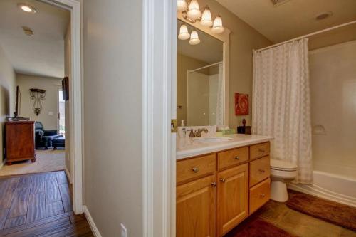 Ένα μπάνιο στο 510 | Mountain-View Condo at Las Palmas Resort