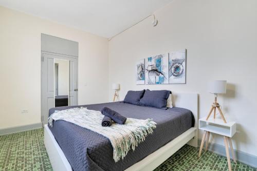 a bedroom with a bed with a purple comforter at Cozy Apartment with High Ceilings and Panoramic Views in Miramar in San Juan