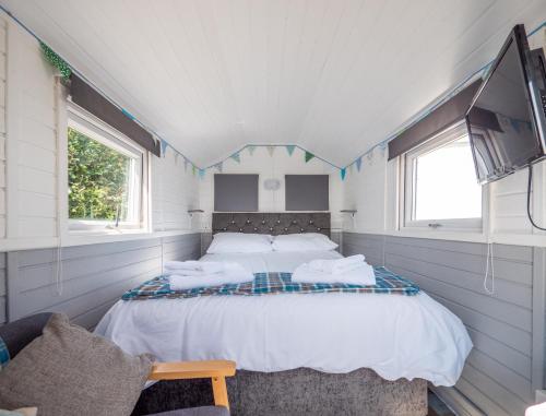 Katil atau katil-katil dalam bilik di Estuary View - Cosy Shepherds Hut