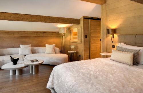 a hotel room with two beds and a couch at Domaine de Montagne - Hôtel Chalet Frère Joseph in Ventron