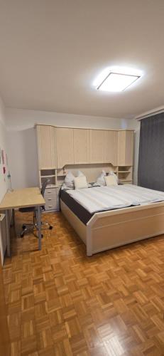sypialnia z dużym łóżkiem i biurkiem w obiekcie Apartment 2 Feistriz in Rosental 9181 w mieście Feistritz im Rosental