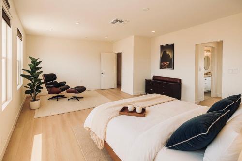 Postel nebo postele na pokoji v ubytování Situated in the heart of Costa Mesa near 17th Street