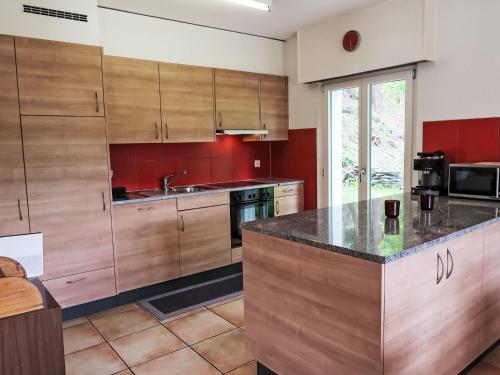 Η κουζίνα ή μικρή κουζίνα στο Chalet Chalet L'Etape by Interhome