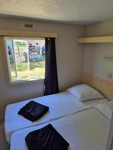 Postel nebo postele na pokoji v ubytování Le mobile home est dans le pré