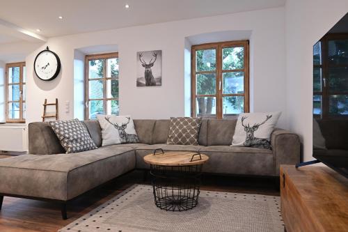a living room with a couch and a table at Charmante Altbauwohnung mit Flair in Polling in Polling