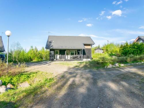 une route vide devant une maison dans l'établissement Holiday Home Susi by Interhome, à Savonranta