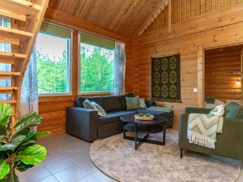 un salon avec un canapé et une table dans l'établissement Holiday Home Susi by Interhome, à Savonranta