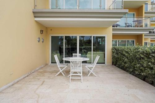 Μπαλκόνι ή βεράντα στο Beachfront - Beach Garden Studio - E124-1
