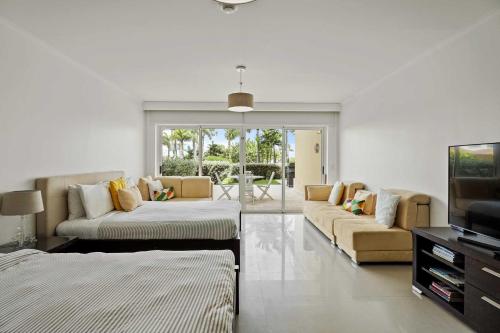 Χώρος καθιστικού στο Beachfront - Beach Garden Studio - E124-1