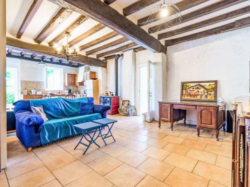 Una sala de estar con un sofá azul y una mesa. en Apartment Iratzea by Interhome, en Saint-Pée-sur-Nivelle
