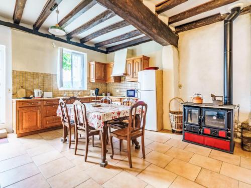 Una cocina con mesa y sillas y un refrigerador. en Apartment Iratzea by Interhome, en Saint-Pée-sur-Nivelle