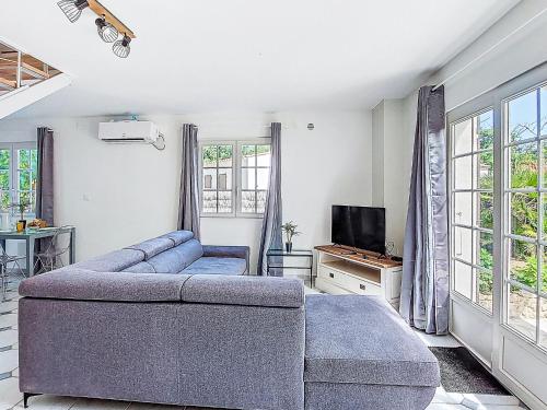 Χώρος καθιστικού στο Holiday Home Les Cariatides 4 by Interhome