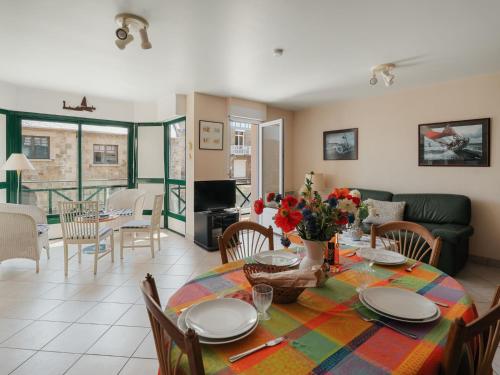 ein Wohnzimmer mit einem Tisch mit Blumen darauf in der Unterkunft Apartment Le Prince Noir by Interhome in Dinard
