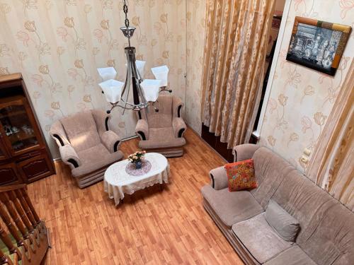 - un salon avec deux canapés et un lustre dans l'établissement Vikings Home Nizami Street, à Baku