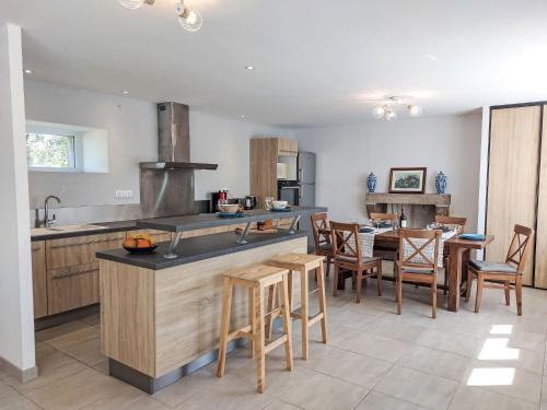 Η κουζίνα ή μικρή κουζίνα στο Holiday Home Kerdro by Interhome
