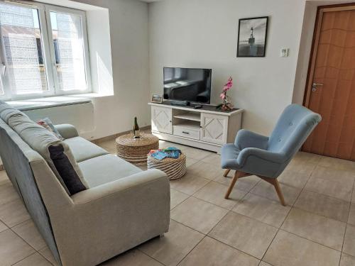 Μια τηλεόραση ή/και κέντρο ψυχαγωγίας στο Holiday Home Kerdro by Interhome