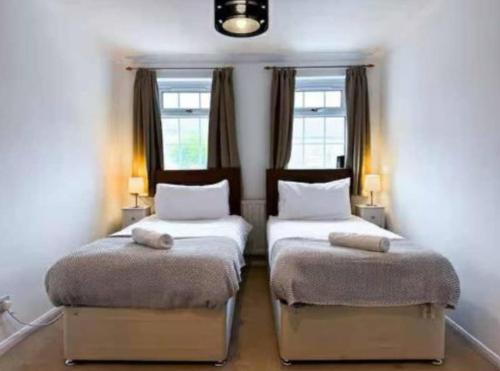 Katil atau katil-katil dalam bilik di Tonbridge Tranquility 3BR Home in Maidstone