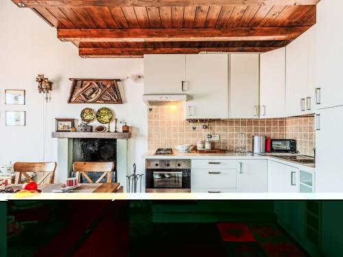 Η κουζίνα ή μικρή κουζίνα στο Apartment Laghina by Interhome