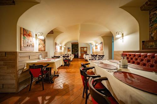 a restaurant with tables and chairs in a room at Aparthotel Iosefin Residence in Timişoara